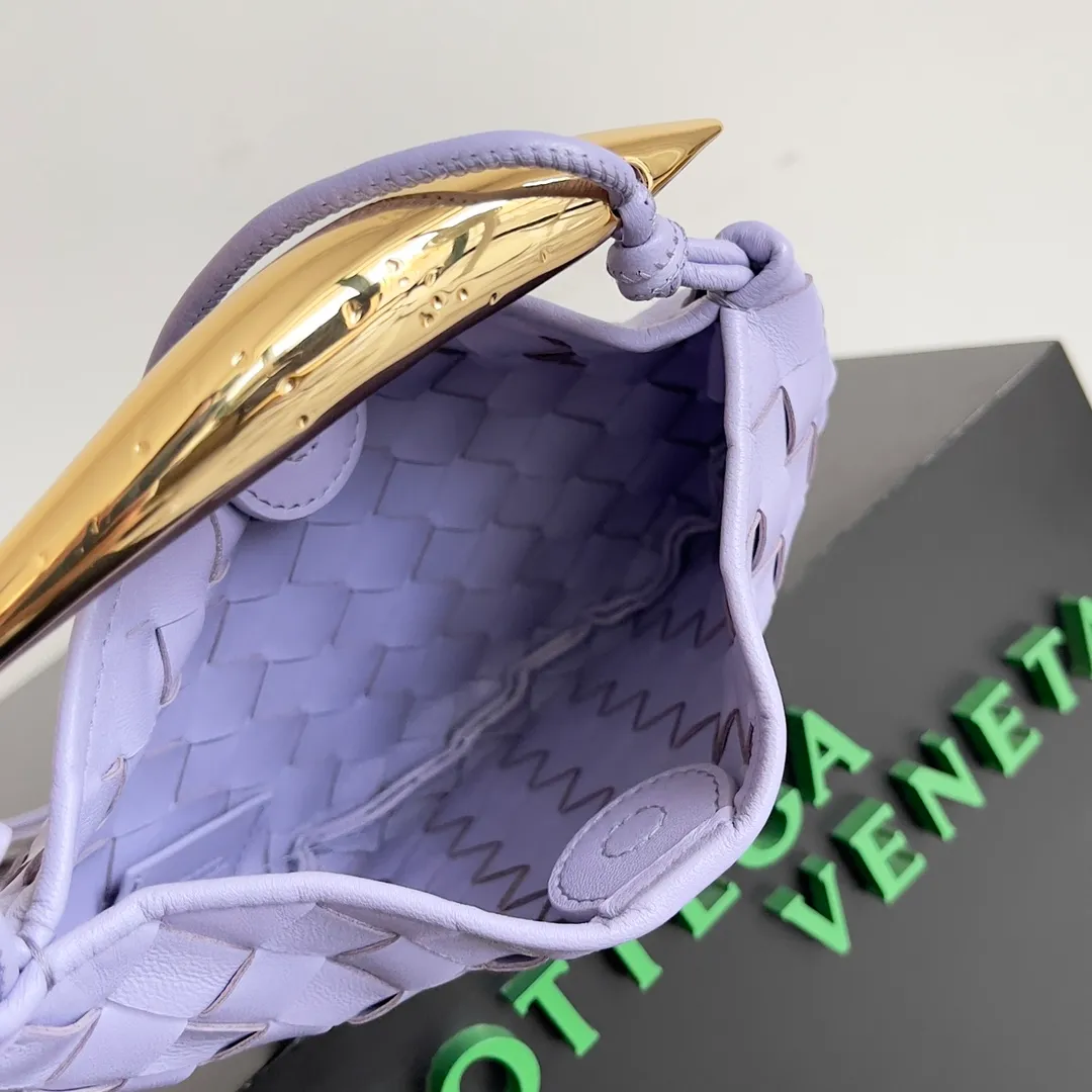 Batch of 1260 BV Mini Sardine is coming‼ ️Super high-end, stainless steel hardware + 24k real gold plating process, fish scales (concave and convex positions) are the finishing touch, the sardine bag that can be carried cross-body is completely beautiful to the heart. The metal element handle and the weaving are perfectly combined to completely integrate the artistic sense and elegance and fashion. It is really like a work of art🏺The large size is elegant, the small size is exquisite and cute, a must-have item for fashionistas, and the details are perfectly reproduced. Style number: 744267 Size 20*12*2.5